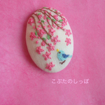 風を感じて 🌸   枝垂れ桜と青い鳥 刺繍ブローチ   4.５✖️5.5サイズ