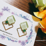 【人気！再販】ガラスタイルのダブルスクエアピアス、ノンホールピアス、サージカルステンレスピアス  四角  キラキラ  ビジュー  黄緑  緑  グリーン 大人 可愛い プチプラ