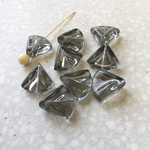 ヴィンテージ アクリルトライアングルビーズ Sグレー 17mm 4こ