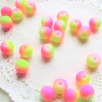 野の花と桜色のビーズ　8㎜　40個 　No8