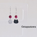 愛を呼び寄せる ピンクタイガーアイと黒猫と肉球のアシンメトリーピアス（シルバーカラー）