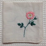 コットンの刺繍ハンカチ☆野ばら