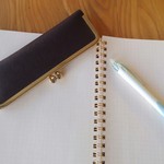 革のがま口スリムペンケース　ホワイトゴールド×darkbrown