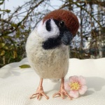 首かしげスズメとピンクの花　羊毛フェルト