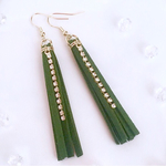 *冬の定番* スエード フリンジ ピアス (カーキ)