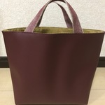 ワインレッドのトートバッグ
