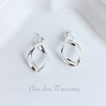 W twist hoop earring