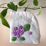 可愛い刺繍ポーチ ビーズ付き  2重構造