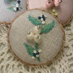 白い実の 刺繍ブローチ