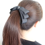 シックな黒のトリプルリボン＆ハートチャームのヘアゴム