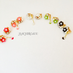 揺れる花びらのイヤリング