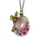 ❗今だけ2300円❗ローズクォーツ ぴょっこりうさぎと天然石のアンティークネックレス たまご 薔薇 レジン パール ビジュー 送料無料 