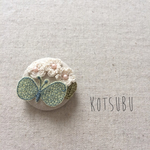 春のふんわりカラーちょうちょと、お花のブローチ*。ミナペルホネン