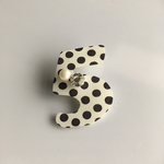 再販🍀No.5ドット柄パールブローチ