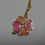 幸せ運ぶハート四つ葉のストラップ