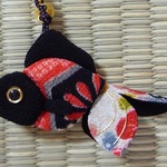 ちりめん根付け　金魚 (黒)