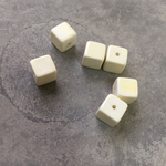 ヴィンテージ アクリルキューブビーズ クリーム 8mm 8こ
