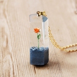 アスファルトに咲く一輪の花。ペンダント。パールコーラル