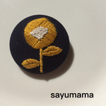 再販☆刺繍☆くるみボタンのブローチ