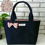 帆布  中が花柄のバッグ Mサイズ  [リバティ柄]  ネイビー