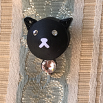 スワロフスキーの光る瞳の猫ブローチ