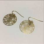 透かしチャームピアス