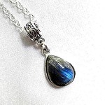 ♦ブルーの幻想的な輝き♦ラブラドライト（しずく型）の天然石ペンダント（チェーン・silver925）　
