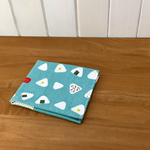 ( •Θ• )＜ハンカチに見える？サニタリーケース・おにぎり