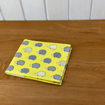 ( •Θ• )＜ハンカチに見える？サニタリーケース・はりねずみ