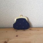 ほっこりぷっくり刺繍がま口小銭入れ(藍)