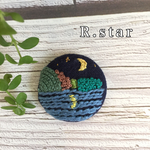 月が輝く湖畔 刺繍ブローチ くるみボタン
