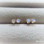 大人気シリーズ☆少し小さめの3㎜ファセットカット☆AAA高品質レインボームーンストーンの一粒ピアス①4本爪1ペアor②6本爪の2種類ございます(^^♪（1431）