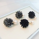 スウェード＊flowerピアス(コットンパールキャッチ)　　花