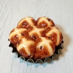王冠型で焼いた ホットクロスバンズ(ミニチュアスイーツ)