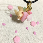 【再販】桜の上でくつろぐキツネのチャーム♪