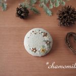 ナチュラルフラワーリースの刺繍ブローチ