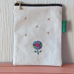 緑っぽいお花刺繍のミニポーチ