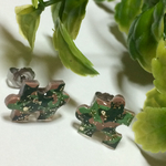 カモフラージュ柄のパズルピアス