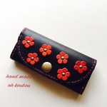 【summersale】赤色の花❀が可愛い♪本革３折キーケース【ブラック】