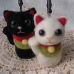 羊毛フェルト 白と黒の招き猫 メモスタンド 