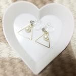 さんかくパールのピアス/イヤリング