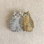 陶土のねこのブローチ(寄り添う猫）