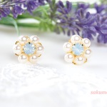✿ ホワイトオパールのお花のピアス