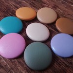★送料無料★フェイクレザー☆ライトカラーくるみボタン☆