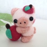 ブタちゃんとリンゴのストラップ