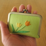 手刺繍のがま口ニードルブック〈チューリップ・黄/オレンジ〉