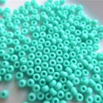 チェコガラスシードビーズ　蛍光？エメラルド2ｍｍ