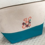 帆布の花イニシャル刺繍ポーチ＊ライトグリーン