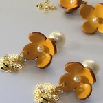販×2🐝可愛いお勧め🐝レザーのお花と、キラリハチさんのお花畑🐝パールキャチピアス
