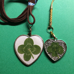 四つ葉のペンダントとストラップセット